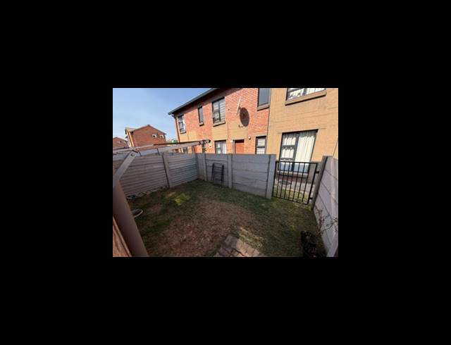 2 BEDROOM TOWNHOUSE FOR SALE IN ALBERTSDAL